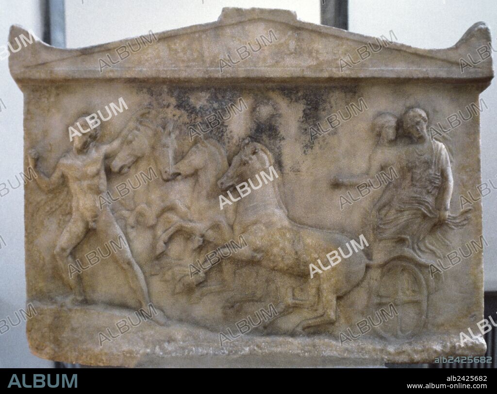 ARTE GRIEGO. PERIODO CLASICO. GRECIA. RELIEVE VOTIVO con la REPRESENTACION DEL HEROE ECHELOS EN UNA CUADRIGA CON LA NINFA BASILE. DELANTE DE ELLOS, HERMES CON UN LATIGO. Data del año 410 a. C., aproximadamente y fué hallado en Neon Phaleron. Museo Arqueológico Nacional. Atenas.