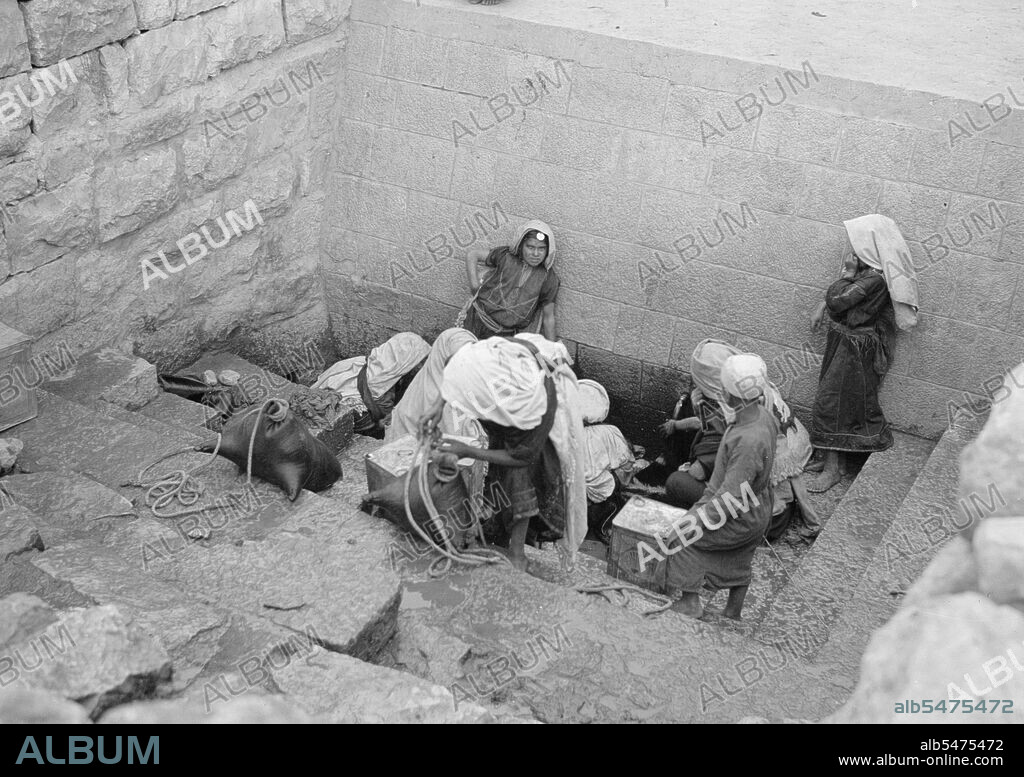 People drawing water from Ein el-Dirweh (Philips fountain) on Hebron road ca. between 1934 and 1939.