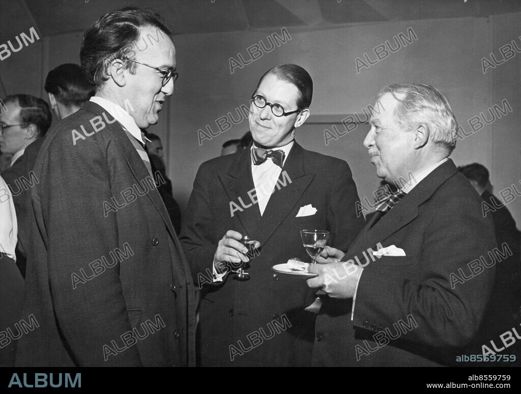Orig. bildtext... Personalens avtackning i studio II den 30 jan 1950 med anledning av radiochefen Yngve Hugos avgång. Anm. CD175 Samtal Profiler persons: Henrik Hahr ;Per-Martin Hamberg ;Yngve Hugo sites: SVERIGE ;STOCKHOLM.