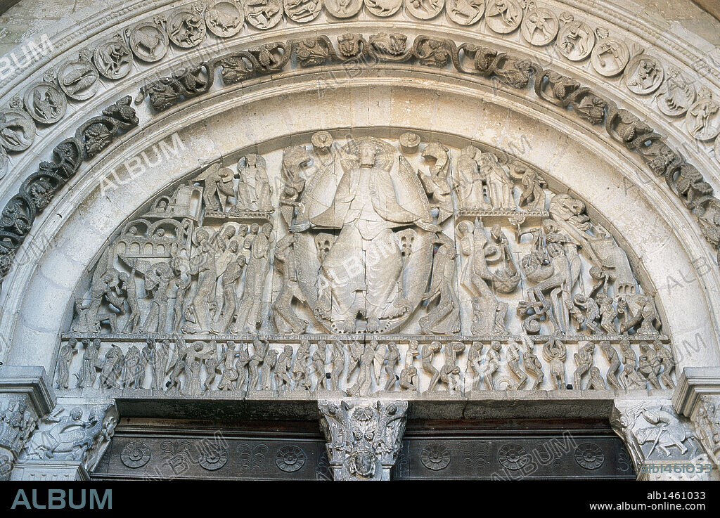ARTE ROMANICO. FRANCIA. CATEDRAL DE SAN LAZARO (s. XII). Vista del TIMPANO de la puerta principal del templo, donde es representado el JUICIO FINAL con su peculiar alargamiento de formas, realizado por GISLEBERTUS en 1178. AUTUN. Borgoña.