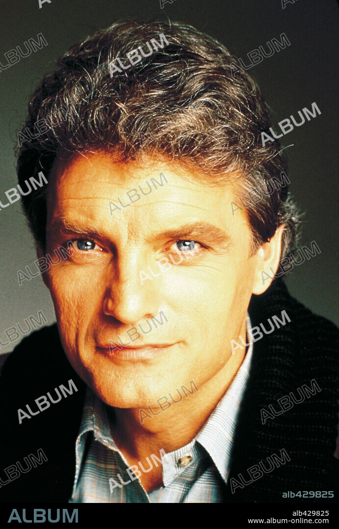 DAVID SELBY en FALCON CREST, 1981, dirigida por JEROME COURTLAND, PHILIP LEACOCK, REZA S. BADIYI y ROBERT FOXWORTH. Copyright LORIMAR TV.