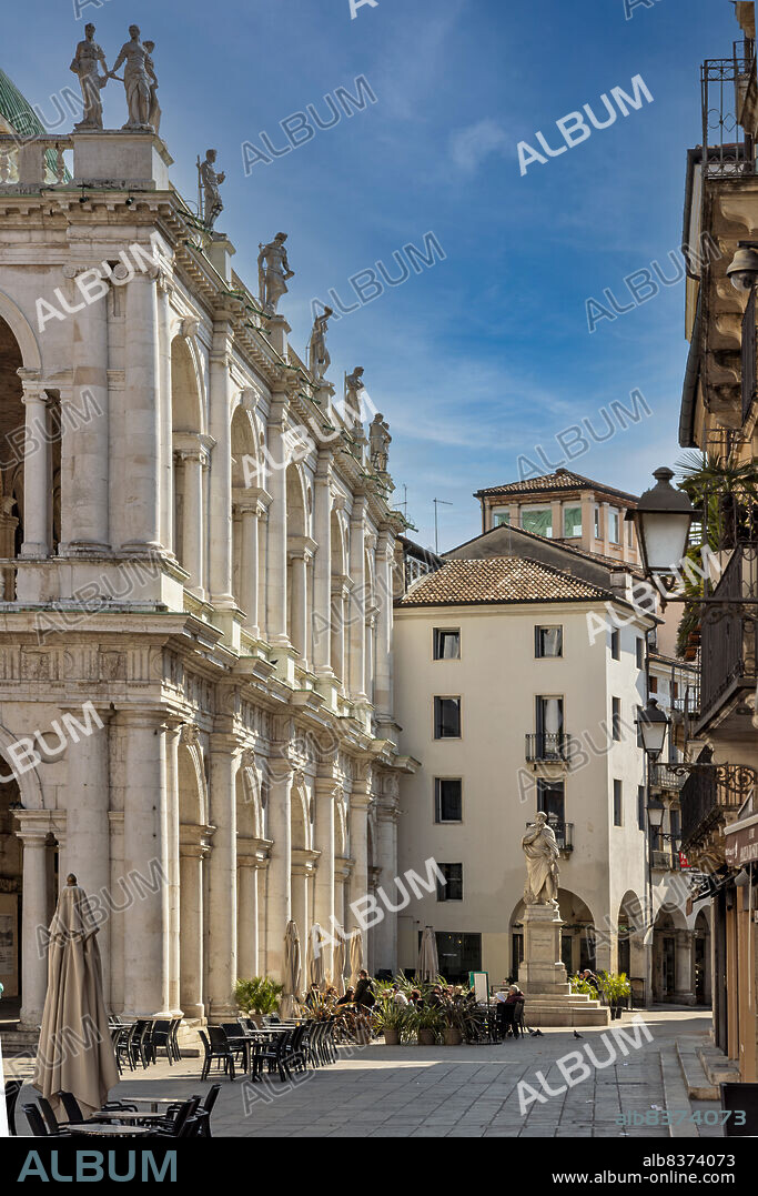 Vicenza, Piazzetta Andrea Palladio: outdoor bar tables and the statue dedicated to Andrea Palladio, di Vicenza Gajassi, 1859. On the left, a glimpse of the Palladian Basilica.