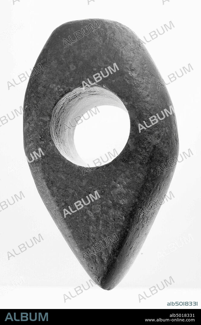 hammer ax of the type Emmen made of porphyric diabase. Both longitudinal planes through the ax symmetrical, largest width at the level of the cylindrical bore, upper and lower surface converge towards the cut. The color of the ax is black with green inclusions, hammer, stone, 10.1 x 5.7 cm, prehistory -2900.