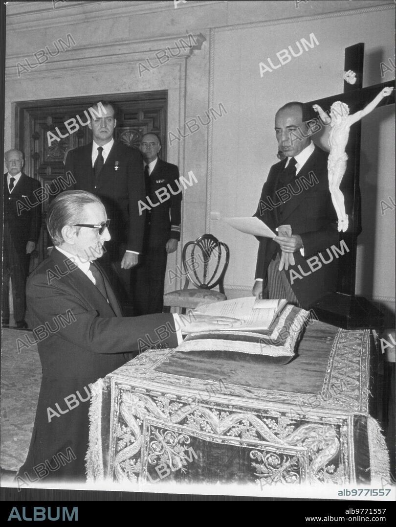 Juramento del nuevo presidente de las Cortes y del consejo del Reino. Don Torcuato Fernánez miranda ha jurado en el palacio de la Zarzuela sus Cargos de presidente de las Cortes Españolas y del consejo del Reino. En la primera ceremonia le Tomó juramento el ministro de justicia y notario mayor del Reino, don José María Sanchez-ventura Pascual y en ella Estuvo presente S.M. El Rey acompañado del presidente del gobierno y los Componentes de la mesa de las Cortes. En la Segunda, el Sr. miranda Juró ante el Soberano, que se Hallaba acompañado del presidente del gobierno y de los Miembros del consejo del reino.
