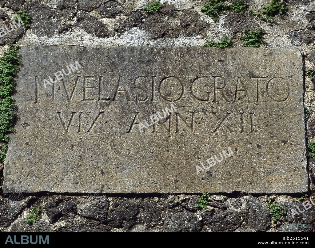 PLACA MORTUORIA CON INSCRIPCION EN LETRA CAPITAL ROMANA. Via de los Sepulcros o de las Tumbas. POMPEYA. Italia.