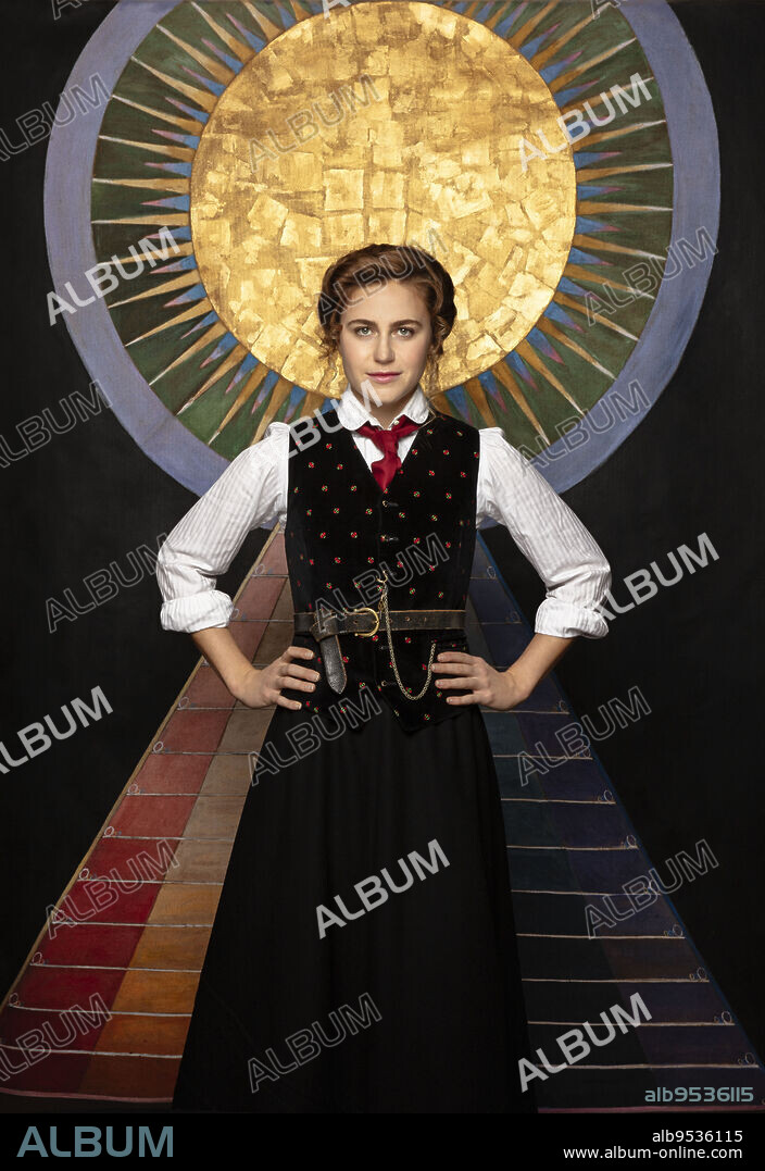 TORA HALLSTROM en HILMA, 2022, dirigida por LASSE HALLSTROM. Copyright Nordic Entertainment Group.