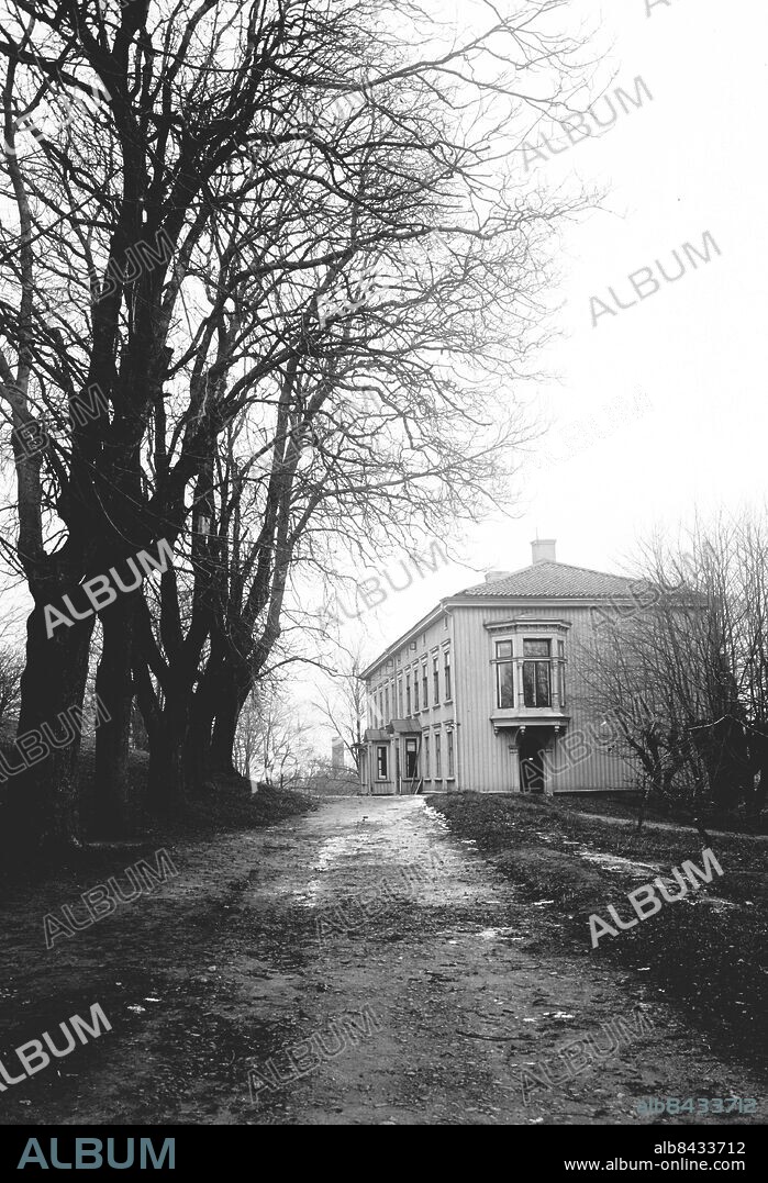 Göteborg 16 november 1925. Bagaregårdsparken - Bagaregårdsskolans spira i fonden. Waernerska huset vid Bagaregården ( Landeriet ). Bagaregårdens landeri - Bilden tagen från Härlandavägen med kyrkogården i ryggen.. Foto: Kamerareportage *** Local Caption *** . KAMERAREPORTAGE.