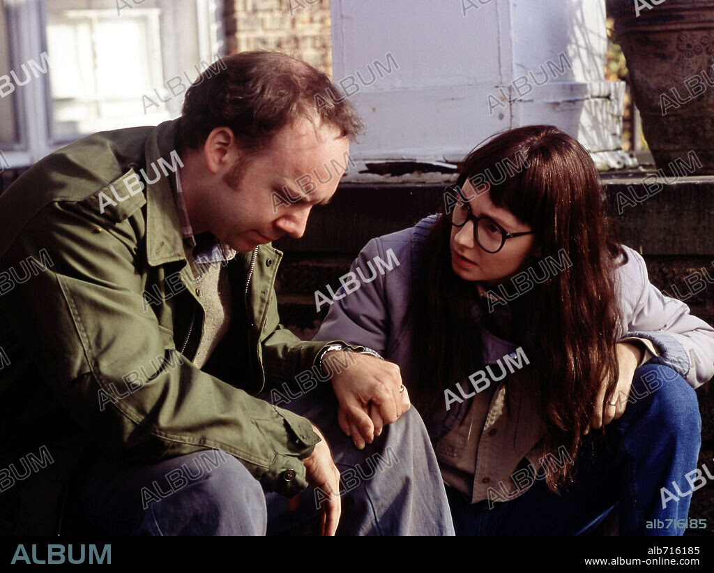 HOPE DAVIS and PAUL GIAMATTI in AMERICAN SPLENDOR, 2003, directed by ROBERT PULCINI and SHARI SPRINGER BERMAN. Copyright GOOD MACHINE/HOME BOX OFFICE.