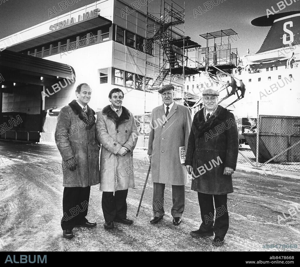 GÖTEBORG 1981-01-15.. Stena Line - framför nya fraktterminalen fr v dir Ingvar Fath, dir Dan Sten Olsson, styrelseordföranden, advokat Dag Magnusson samt skeppsredaren Sten A Olsson. *** Local Caption *** GP Foto: Stefan Berg / Kamerareportage / TT / Kod: 2524.