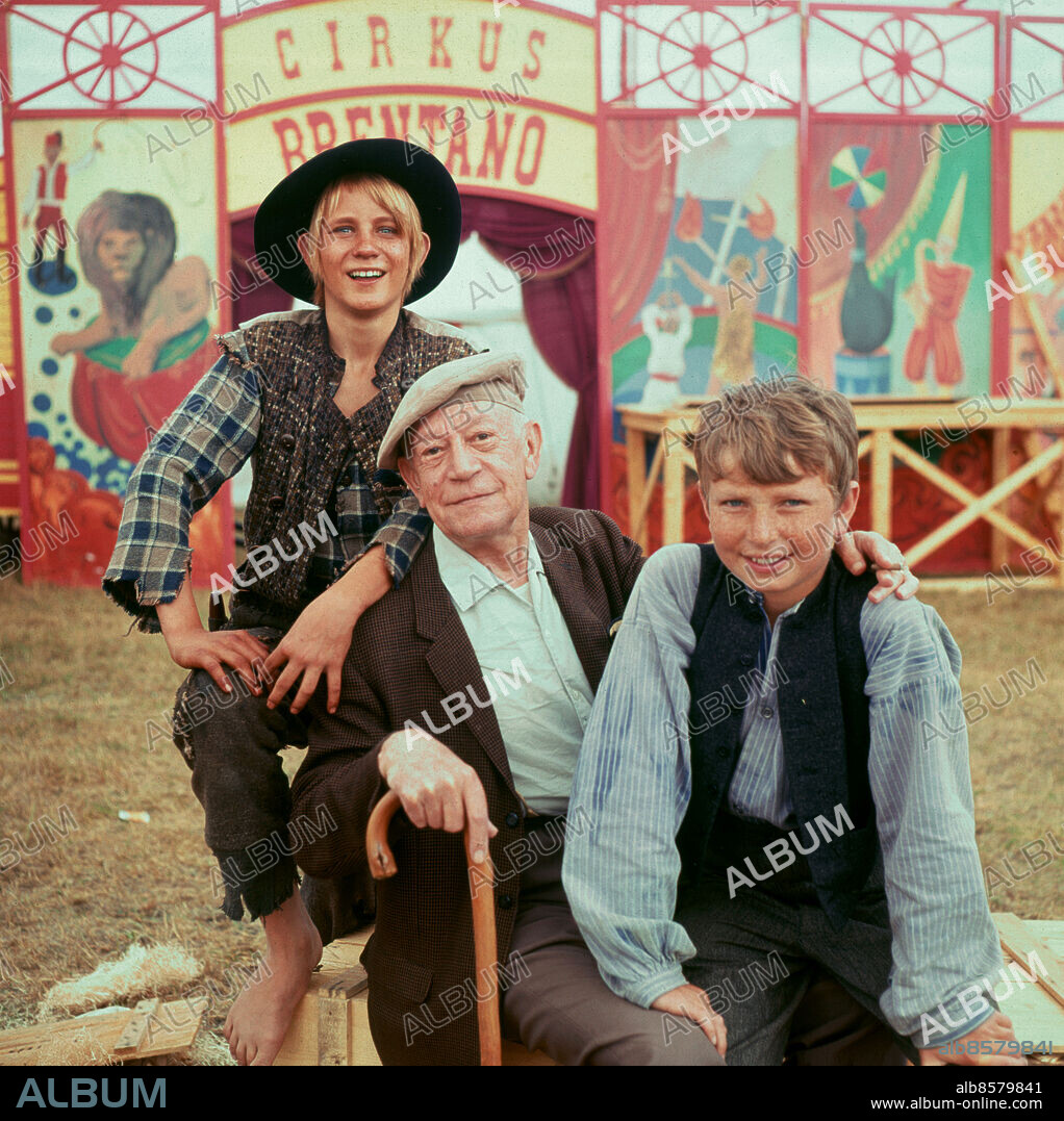 BOMBI BITT OCH JAG TV-serie efter Fritiof Nilsson Piratens roman i regi av Bengt Lagerkvist. Sänt första gången 1968-01-27. Bombi Bitt - Stellan Skarsgård Eli - Reiner Albrecht Bild tagen för reportage i RiR 5/68. F Nilsson Piraten, 1895-1972, svensk författare och advokat. Barfota Cirkus Brentano Generationer Käppar Trio CD546 persons: FRITIOF NILSSON PIRATEN;STELLAN SKARSGÅRD;REINER ALBRECHT sites: KIVIK;SVERIGE.