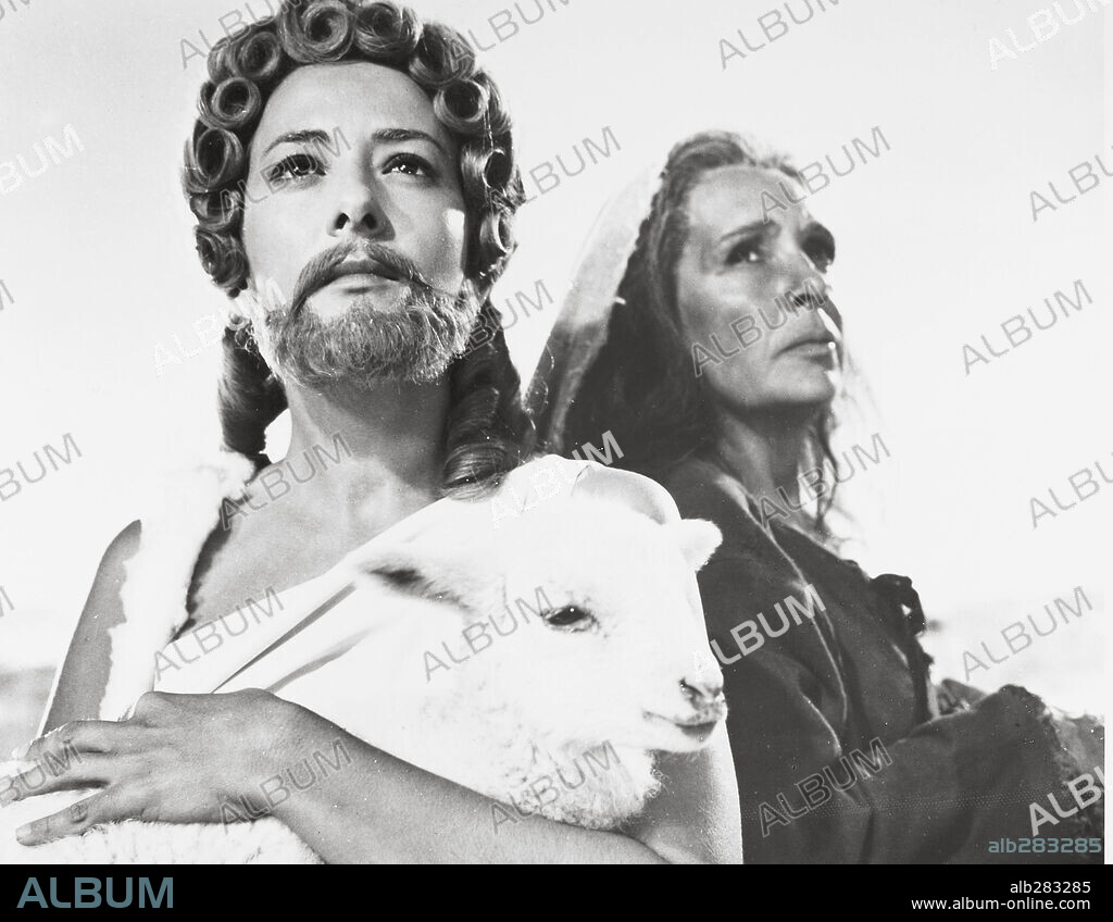 HORTENSIA SANTOVEÑA y SILVIA PINAL en SIMON DEL DESIERTO, 1965, dirigida por LUIS BUÑUEL. Copyright STPC.