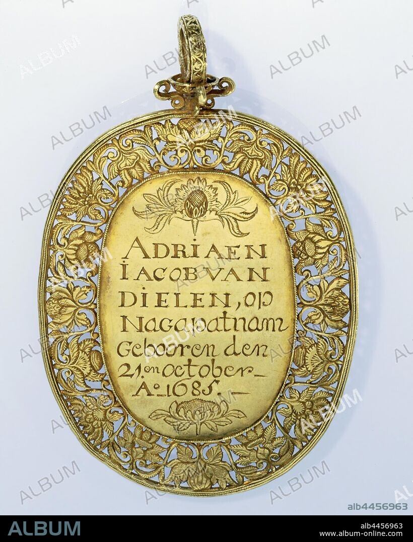 Birth of Adriaan Jacob van Dielen in Nagapatnam, Oval medal of gold with an open-worked edge and decorated eyelet. Front: the helmeted coat of arms of the Van Dielen family, surrounded by ajour-edged border flowers and leaves. Reverse: inscription below and above flower, openwork edging consisting of half Indian, half European floral ornament, Nagappattinam, Adriaan Jacob Dielen, Dutch East India Company, anonymous, India, in or after 1685, gold (metal), engraving, l 8 cm × w 6.4 cm × w 50.16 gr.