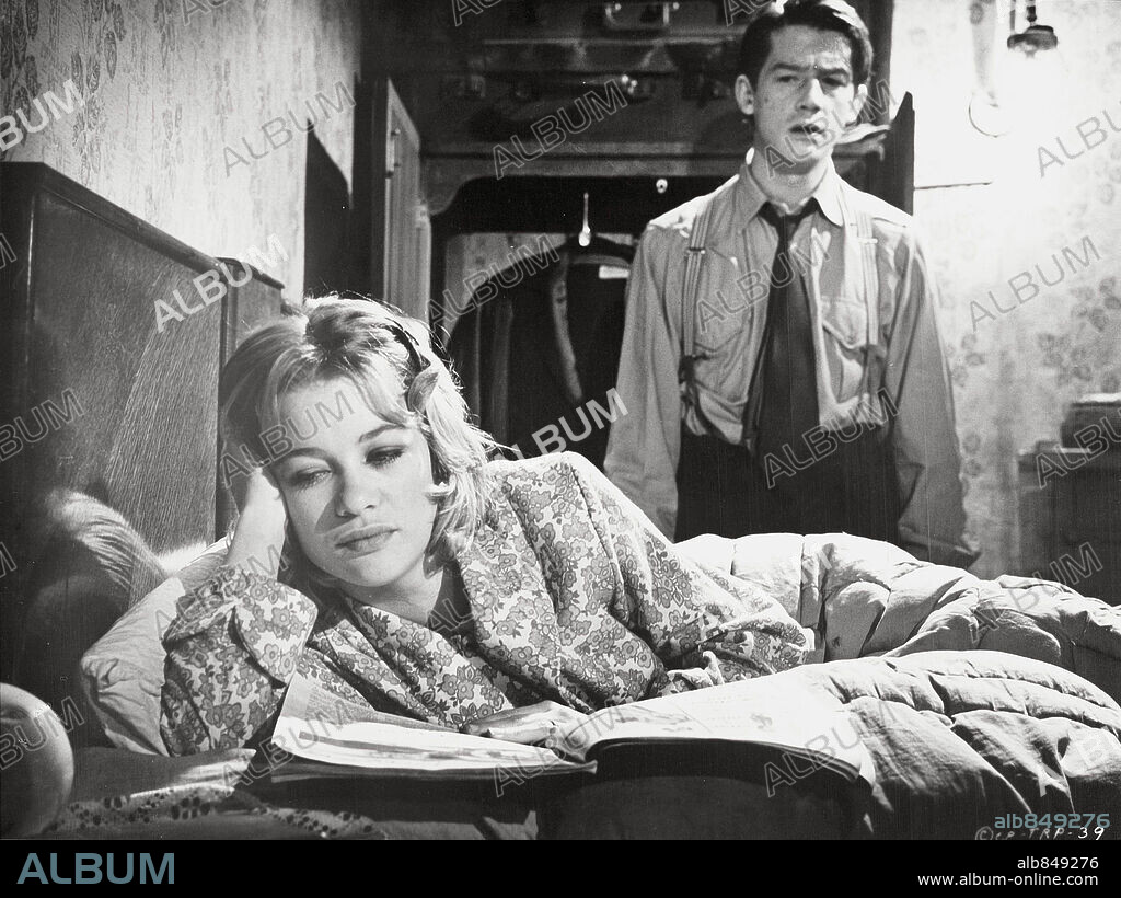 JOHN HURT and JUDY GEESON in 10 RILLINGTON PLACE, 1971, directed by RICHARD FLEISCHER. Copyright COLUMBIA PICTURES.