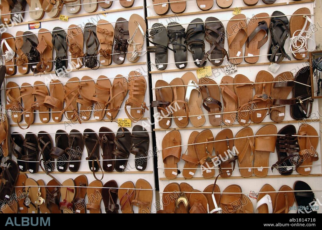 Venta de SANDALIAS DE CUERO en una tienda del barrio de Plaka. Atenas. Grecia.