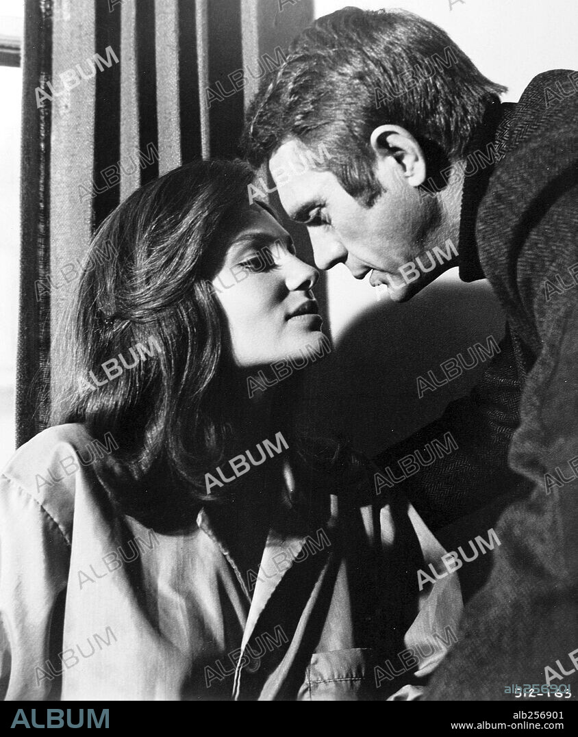 JACQUELINE BISSET and STEVE MCQUEEN in BULLITT, 1968, directed by PETER YATES. Copyright WARNER BROTHERS.