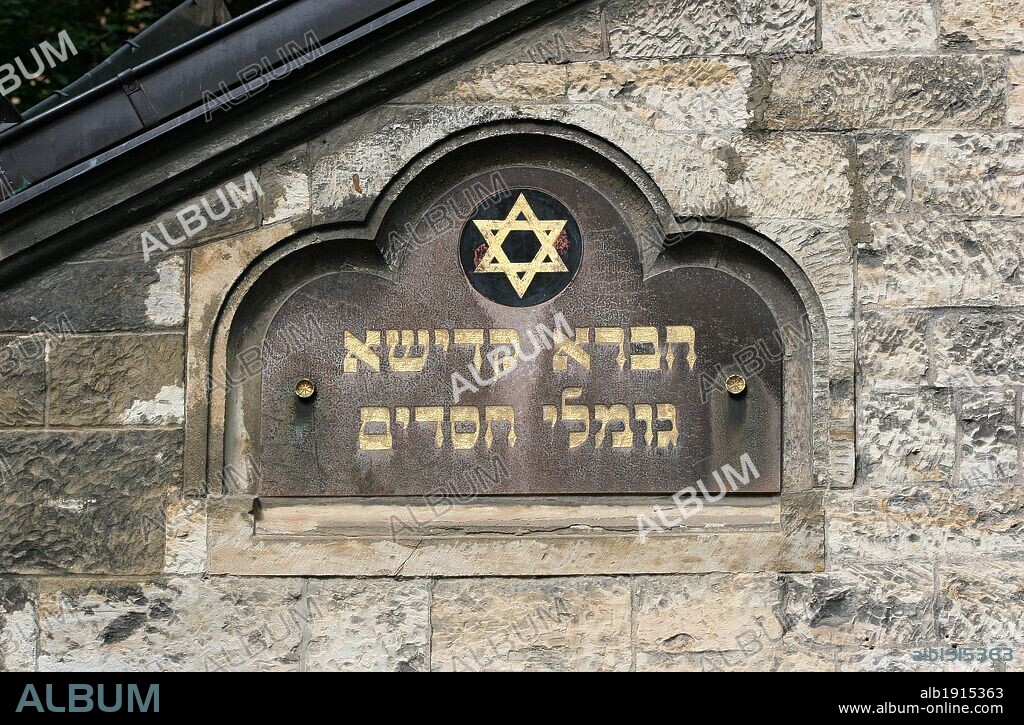 REPUBLICA CHECA. PRAGA (PRAHA). SALA CEREMONIAL Y DE LA CAMARA MORTUORIA junto al antiguo Cementerio Judio. Construida en estilo neorrománico entre 1911-1912. Detalle placa exterior fachada con estrella David y escritura hebrea. Josefov (Antiguo Barrio Judio). Centro Europa.