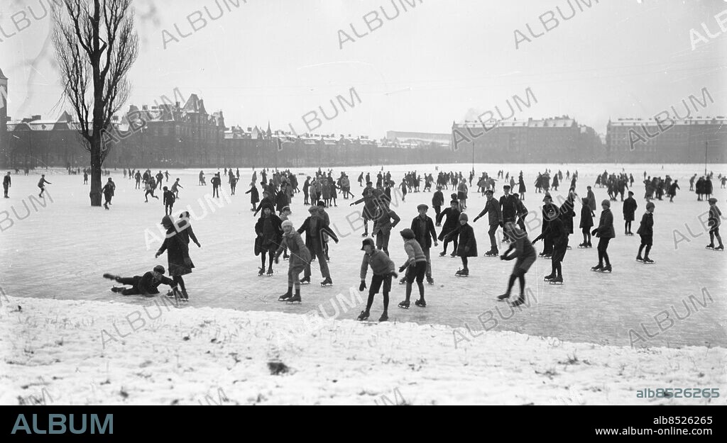 Göteborg 1927-11-15 - Barn åker skridskor på Heden *** Local Caption *** GT - Lådan "Heden"img169.jpg. KAMERAREPORTAGE.