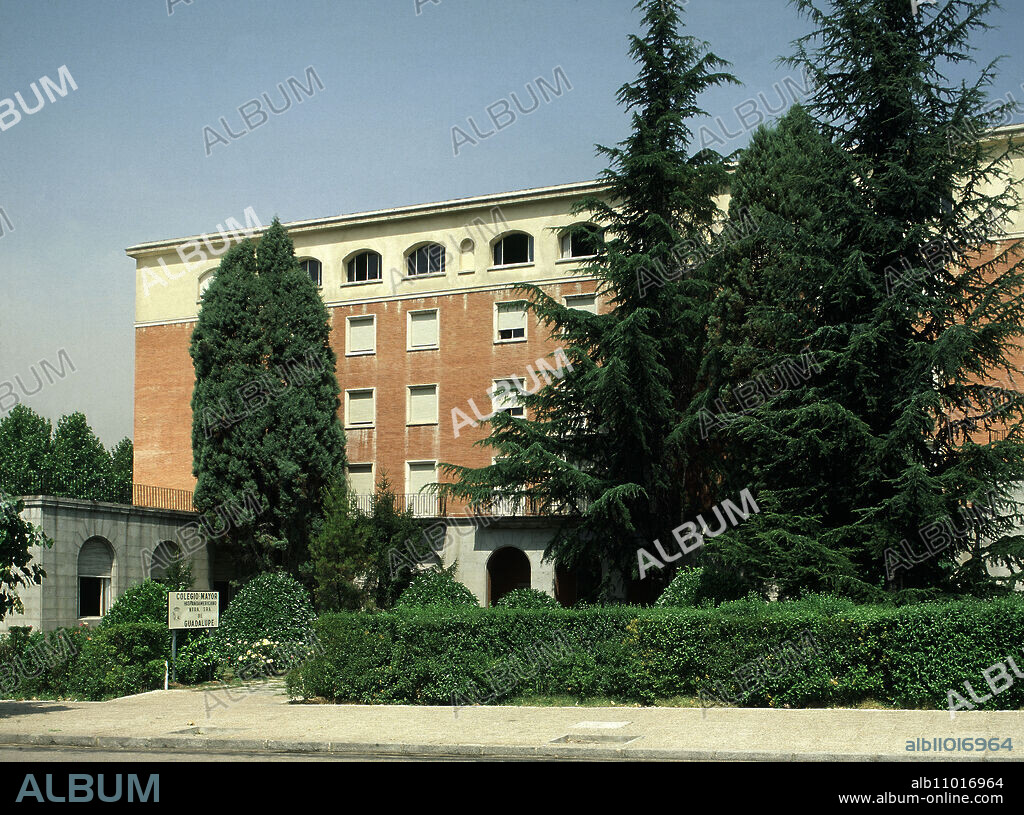 COLEGIO MAYOR NUESTRA SEÑORA DE GUADALUPE - FOTO AÑOS 70.