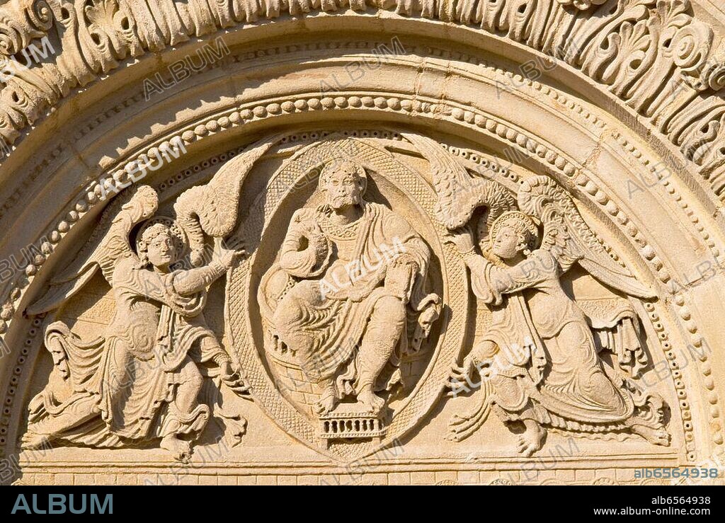 Saint-Juliende-Jonzy (Dép.Saôneet-Loire, Burgund, Frankreich), Kirche / Église, Tympanon des Portals.-Christus in der Mandorla, von zwei Engeln gehalten.-Skulpturen, 2.Drittel 12.Jahrhundert.