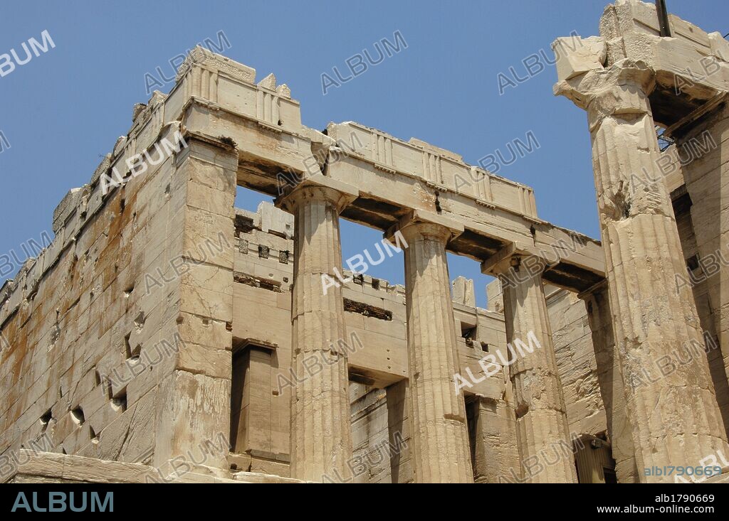 ARTE GRIEGO. S. V A. C. GRECIA. Detalle de los PROPILEOS, construidos entre 437 y 432 a. C. por orden de Pericles y según proyecto de MNESICLES. Eran la ENTRADA monumental al recinto sagrado de ACROPOLIS. ATENAS.