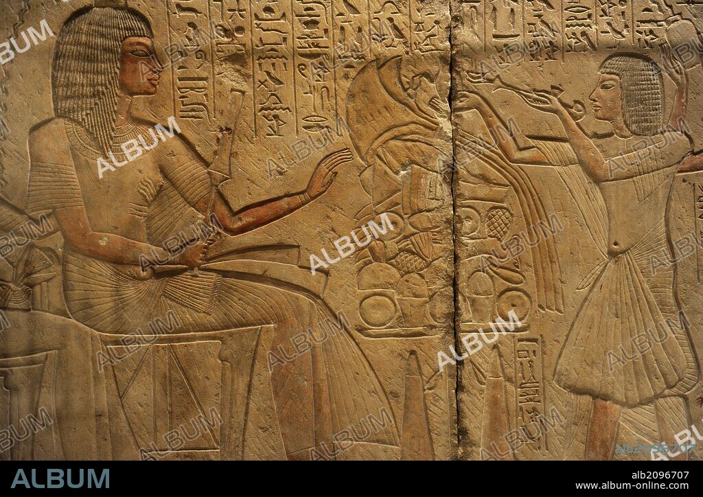 ARTE EGIPCIO. EGIPTO. Relieves con restos de policromía. Representación de Riyad junto a su mujer Maya, frente una mesa de ofrendas junto a los sacerdotes. Imperio Nuevo. Dinastia. Dinastías 18--19. Hacia el 1320-1290 A. C. Menfis. Saqqara. Piedra caliza. Neues Museum (Nuevo Museo). Berlín. Alemania. Europa.