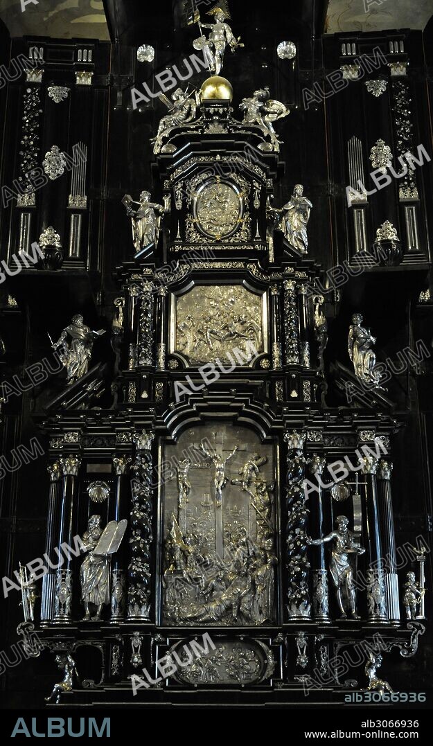 ARTE BARROCO. SUECIA. CATEDRAL DE SAN NICOLAS (Storkyrkan). Detalle del retablo del altar mayor realizado en 1650 por Eustachius Erdmüller en ébano y plata.