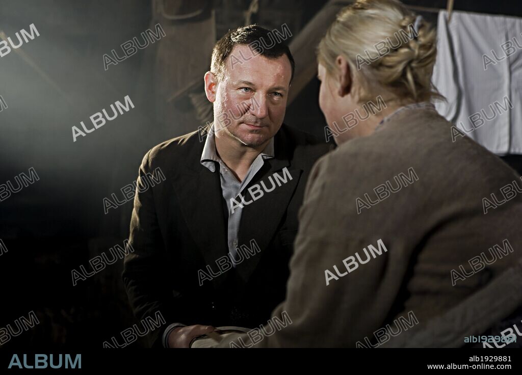 KINGA PREIS et ROBERT WIECKIEWICZ dans IN DARKNESS, 2011, réalisé par AGNIESZKA HOLLAND. Copyright SONY PICTURES CLASSICS / DICHANT, JASMIN MARLA.