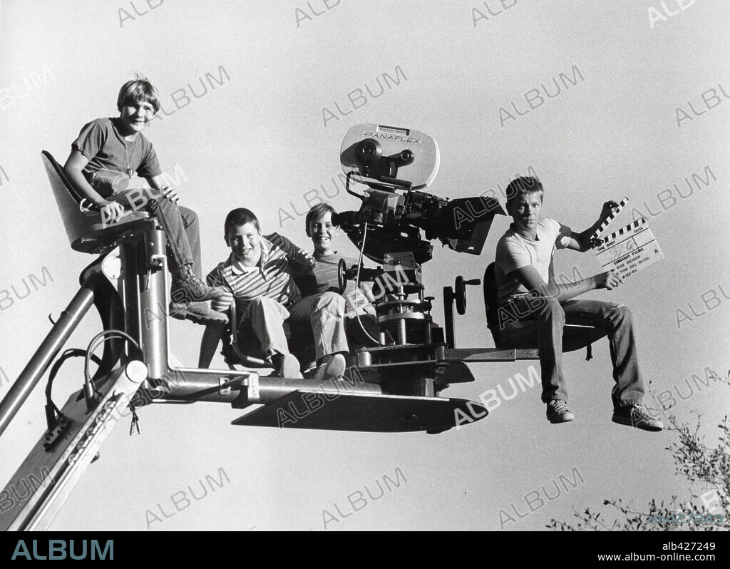 COREY FELDMAN, JERRY O'CONNELL, RIVER PHOENIX and WIL WHEATON in STAND BY ME, 1986, directed by ROB REINER. Copyright COLUMBIA PICTURES.