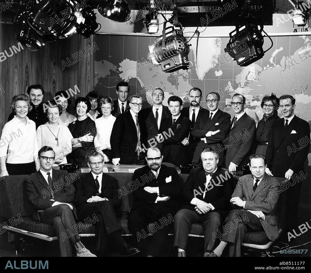STOCKHOLM 1962-04.. Orig. bildtext... Aktuellt 1962 Anm. Reportrar Hallåor Producenter Programledare Studios Kartor TV-personal Publ. i RiR 17/62, Hört och Sett sid.211, Etermediernas bok Spegla, granska, tolka sid.128 Se även BAR184 Publ. i boken Allt händer i Aktuellt 40år på en nyhetsredaktion sid.31 persons: BO HOLMSTRÖM;BO ISAKSSON;CARINA MEYER-NILSSON;EDVARD MATZ;ETHEL KARSTRÖM;GERD ALMGREN;HENRY CHRISTENSSON;INGRID SCHREWELIUS;JEANETTE VON HEIDENSTAM;LENNART WINBLAD;MARIANNE BERGSTRÖM;MARIANNE LvõBECK-BERGQUIST;OLLE RYHOLM;PEO KARLSSON;PER ÖHNELL;TORBJÖRN AXELMAN ILGARS LINDE;TORSTEN ÅHLANDER;ULF THORÉN;ÅKE HOLMBERG;ÅKE SÖDERQVIST sites: STOCKHOLM;SVERIGE.