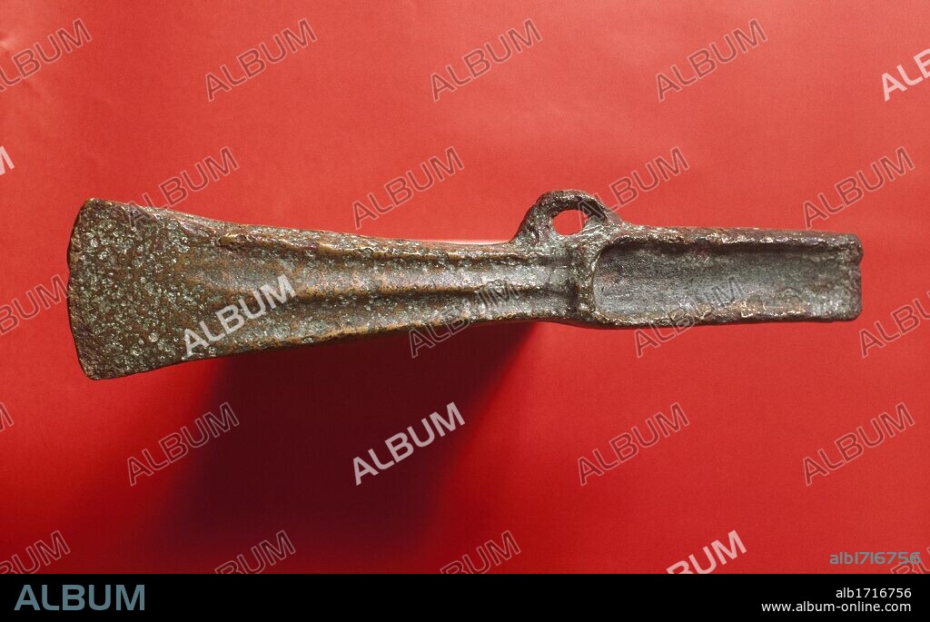 ARTE PREHISTORIA-EDAD METALES. ESPAÑA. EDAD DEL HIERRO. HACHA DE TACON. Procedente de Escobedo de Camargo. Museo Regional de Prehistoria y Arqueología. Santander. Cantabria.