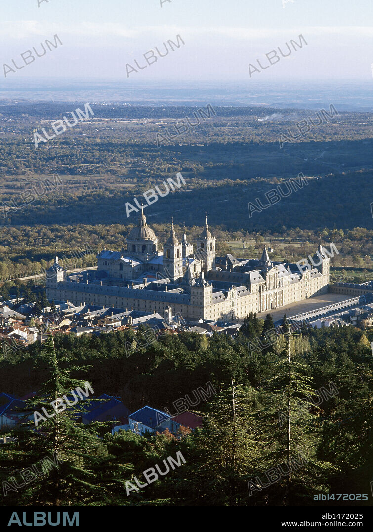 ARTE RENACIMIENTO. ESPAÑA. S. XVI. MONASTERIO DE SAN LORENZO EL REAL. Erigido por deseo de Felipe II. Obra del arquitecto español Juan de Herrera (1530-1597). Panorámica. San Lorenzo de El Escorial. Comunidad de Madrid.