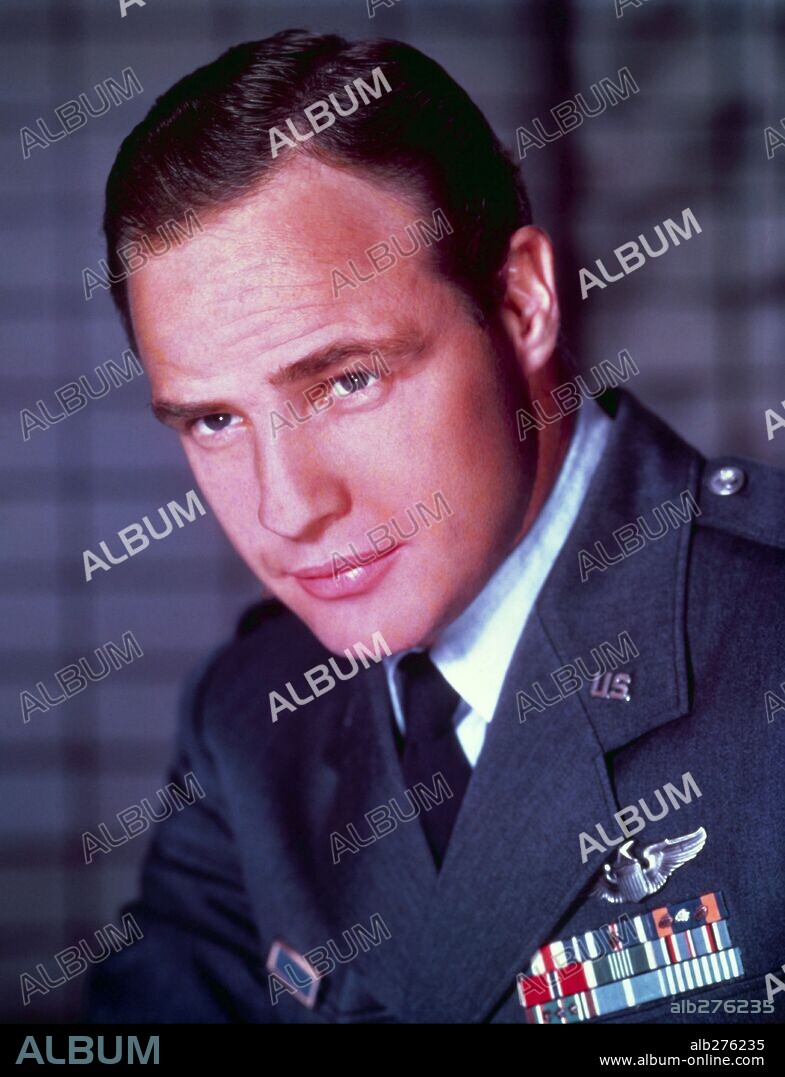 MARLON BRANDO en SAYONARA, 1957, dirigida por JOSHUA LOGAN. Copyright WARNER BROTHERS.