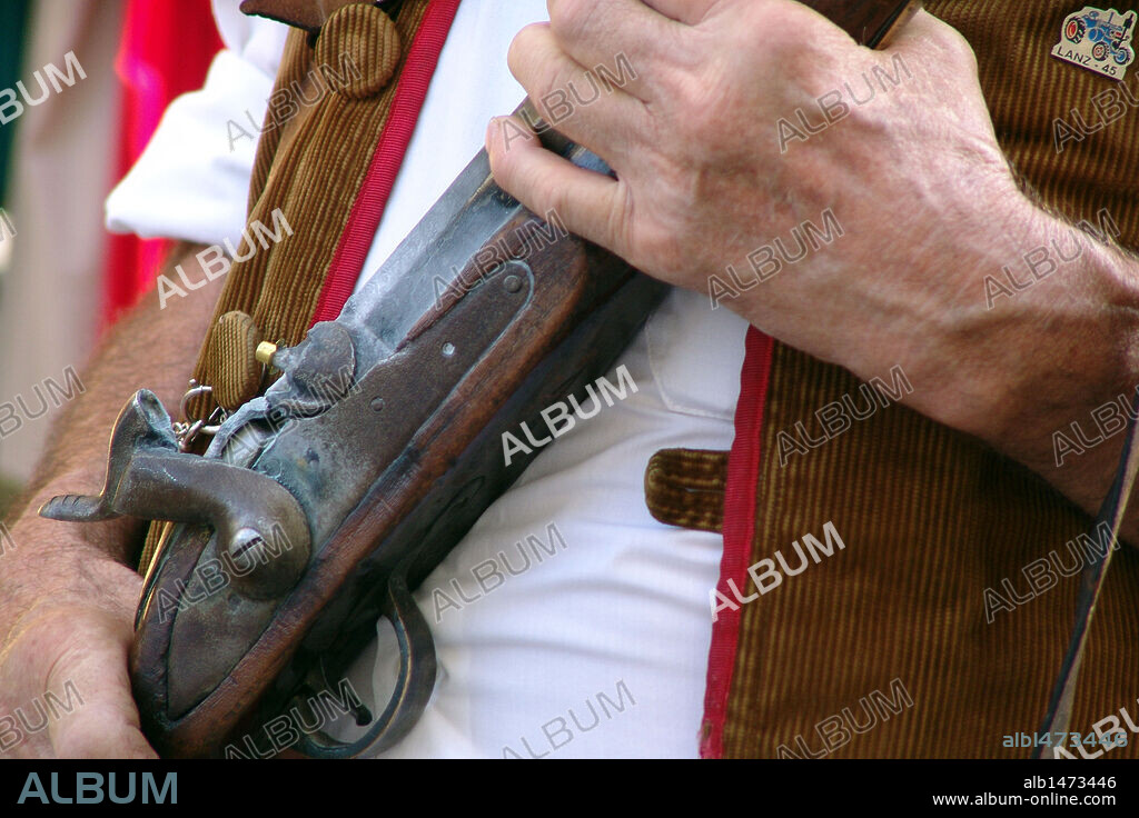 Detalle de un 'TRABUCAIRE' llevando un TRABUCO. Cambrils. Comarca del Baix Camp. Provincia de Tarragona. Cataluña.