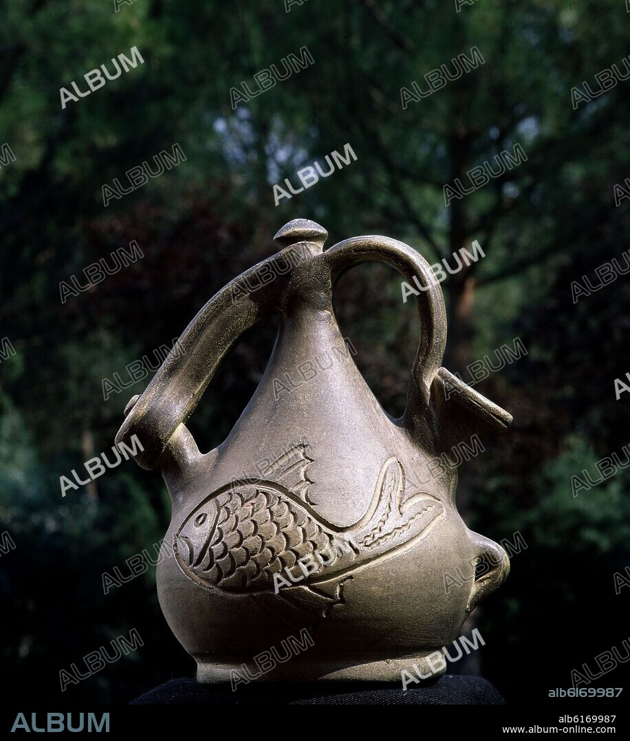 BARRAL O BOTIJO SIN VIDRIAR EN CERAMICA NEGRA CON DECORACION DE PECES.