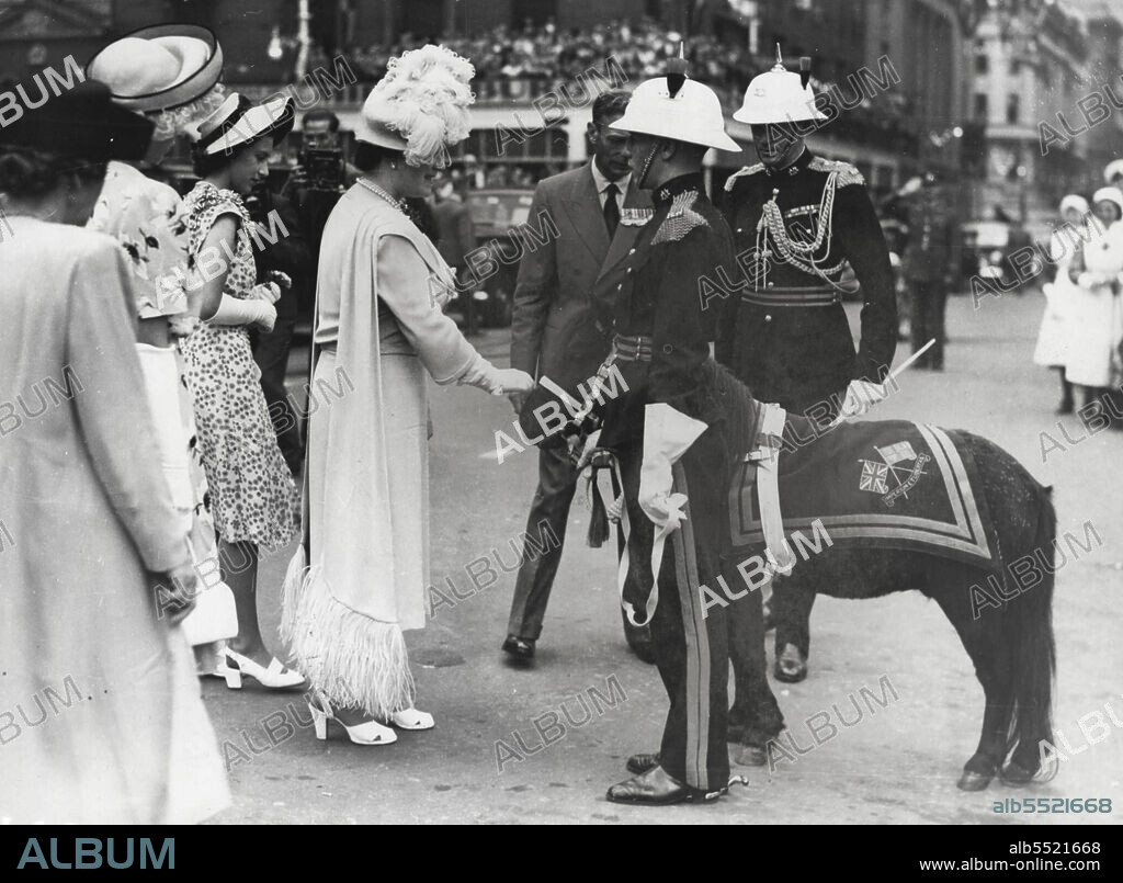 The Royal Family At Johannesburg - The Queen and the Princesses with Hussar, the pony mascot of the Imperial Light Horse Regiment, at the City Hall, Johannesburg.On the 1st of April the Royal Family visited Johannesburg, where the King inspected a guard of honour and unveiled an inscription on the cenotaph. On leaving, her Majesty placed her bouquet at the base of the cenotaph. April 07, 1947. (Photo by Topical Press).