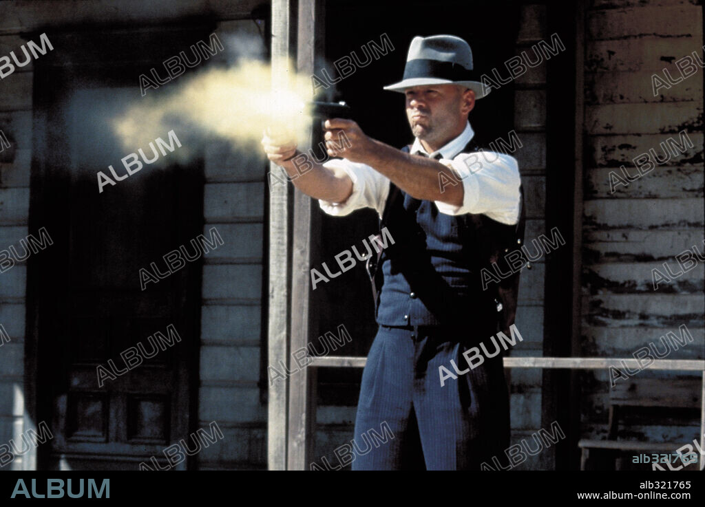 BRUCE WILLIS en EL ÚLTIMO HOMBRE, 1996 (LAST MAN STANDING), dirigida por WALTER HILL. Copyright NEW LINE CINEMA.