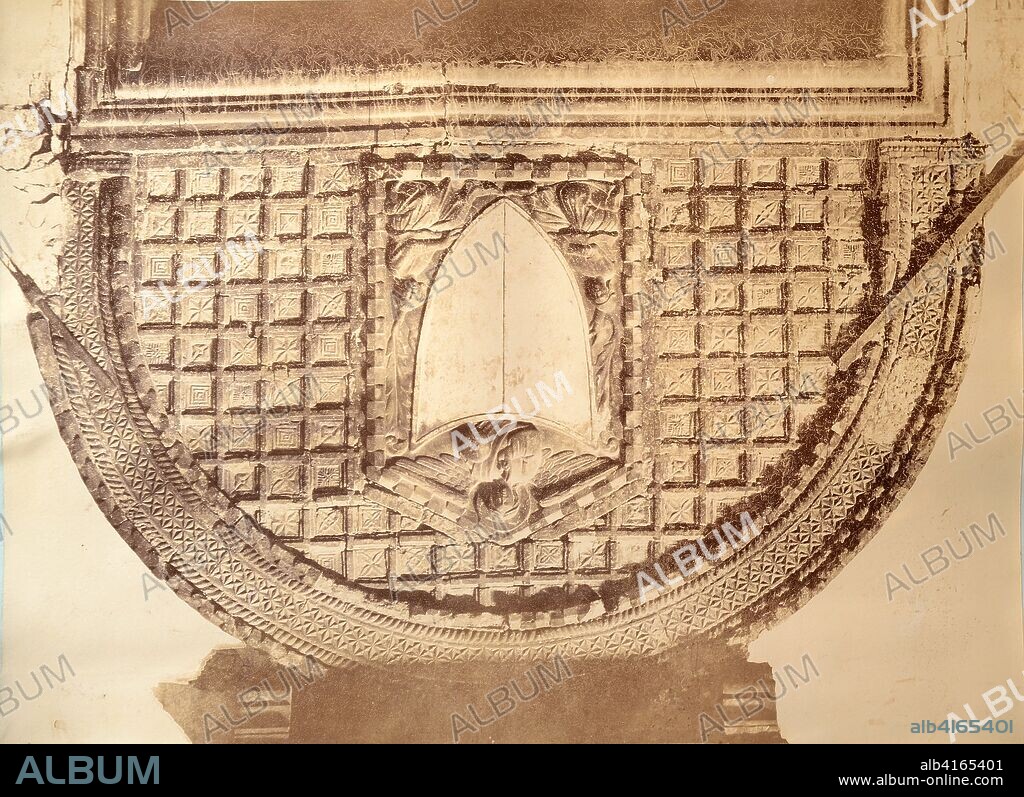 Tímpano sobre una puerta adintelada,con bajorelieve de un ángel sobre un escudo sostenido por dos personajes, inscrito en una decoración geométrica. Arte bizantino.