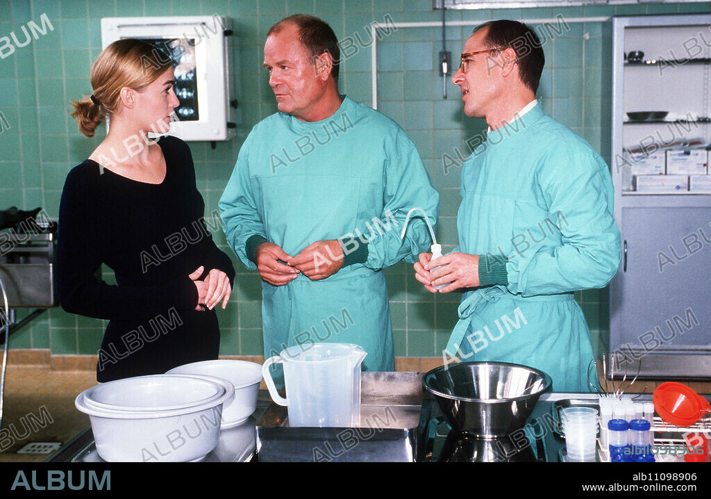 The Last Witness - While manipulating a slot machine in a casino, the security guard discovers the perpetrators. Karla Warzecha is killed by a stray bullet. Photo from left to right: Dr. Judith Sommer (GESINE CUKROWSKI), Prof. Dr. Bondzio (DIETER MANN), Dr. Robert Kolmaar (ULRICH MÜHE). Director: Bernhard Stephan aka. The Fourth Man / Headline: THE LAST WITNESS / Germany 1999.