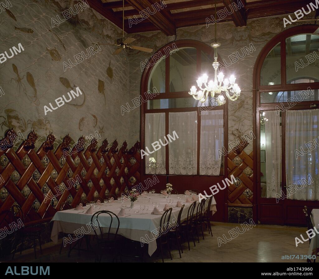 ARTE S. XIX. MODERNISMO. ESPAÑA. DOMENECH I MONTANER, Lluís (Barcelona,1850-Barcelona,1923). Arquitecto catalán. FONDA ESPAÑA (1865-1875). Fue reformada por Domenech i Montaner en 1899. Vista parcial del "SALON DE LAS SIRENAS", decorado con frescos de Ramón CASAS y un zócalo de madera con escudos de las distintas regiones españolas. BARCELONA.