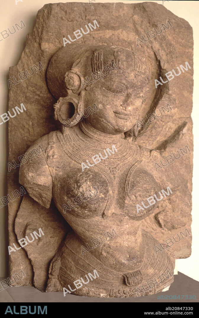 ESCUELA DE MATHURA. RELIEVE EN PIEDRA-YAKSHI-S II DC-.