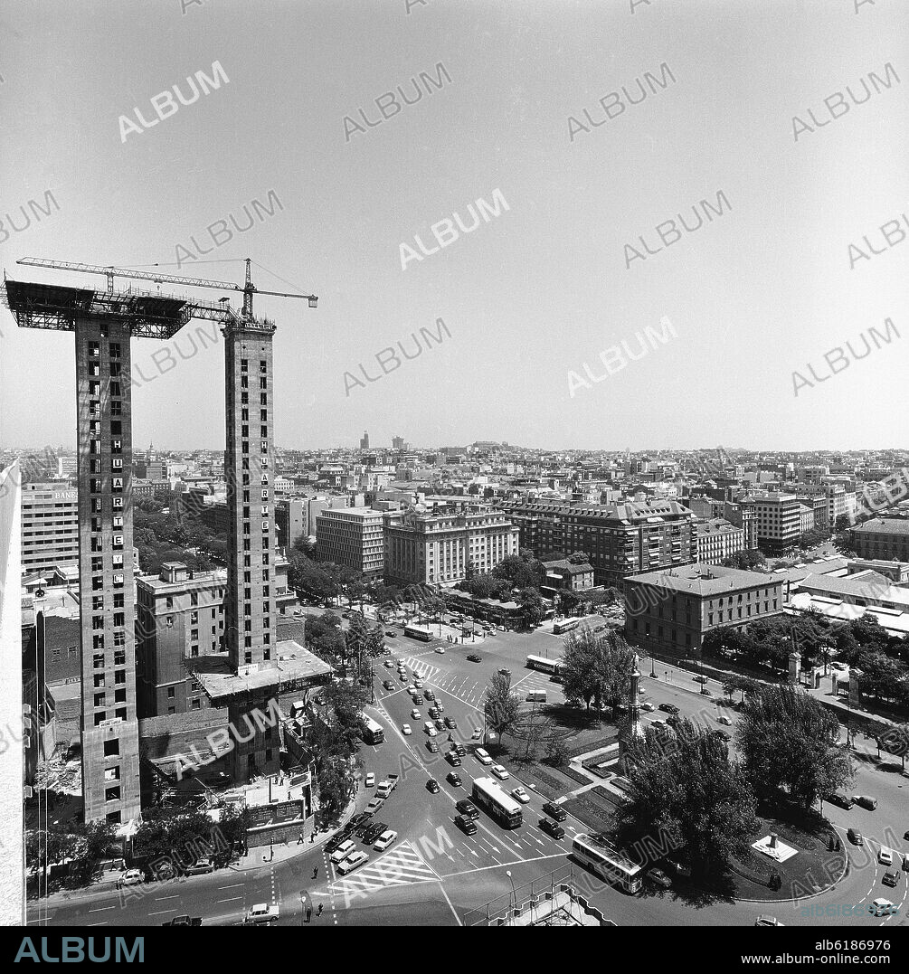 CONSTRUCCION DE LAS TORRES DE JEREZ CONOCIDAS COMO TORRES DE COLON - 1967 - FOTOGRAFIA EN BLANCO Y NEGRO - AÑOS 60.