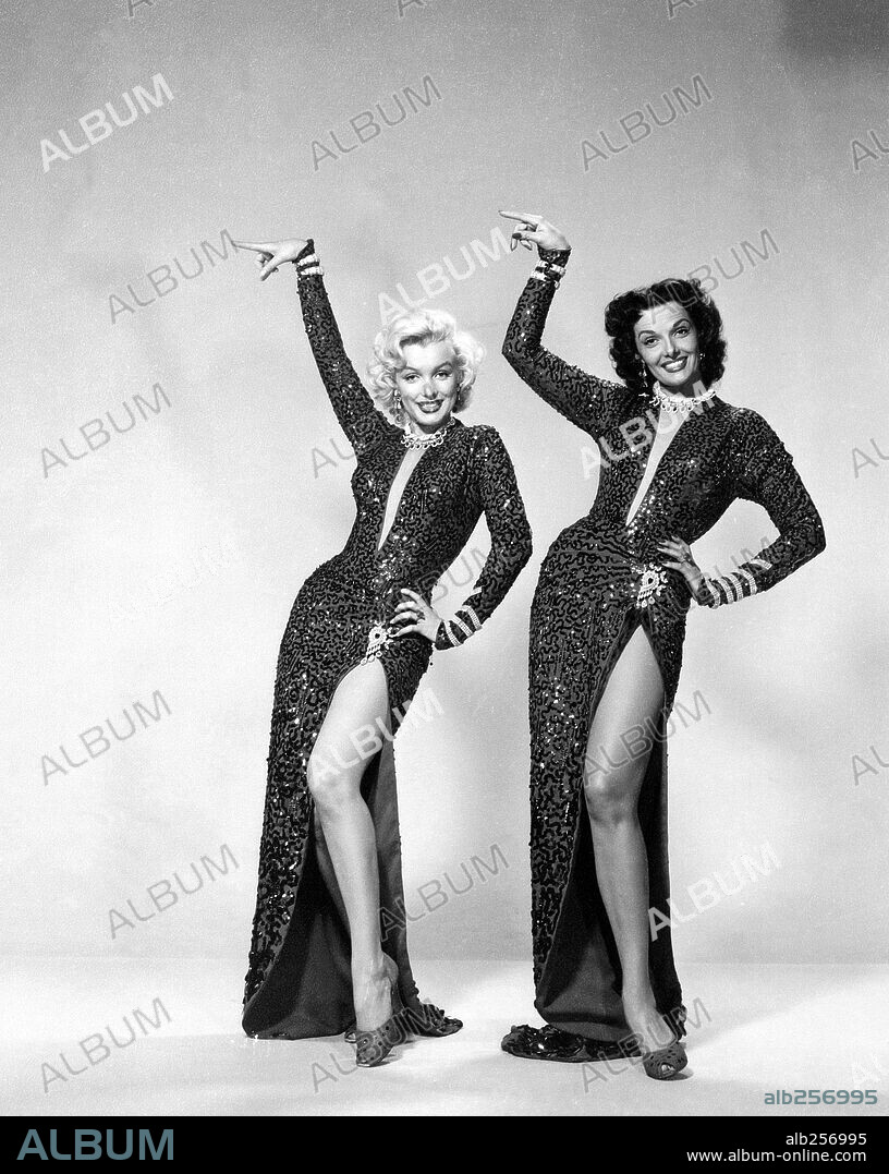 JANE RUSSELL y MARILYN MONROE en LOS CABALLEROS LAS PREFIEREN RUBIAS, 1953 (GENTLEMEN PREFER BLONDES), dirigida por HOWARD HAWKS. Copyright 20TH CENTURY FOX. Vestuario diseñado por Travilla.