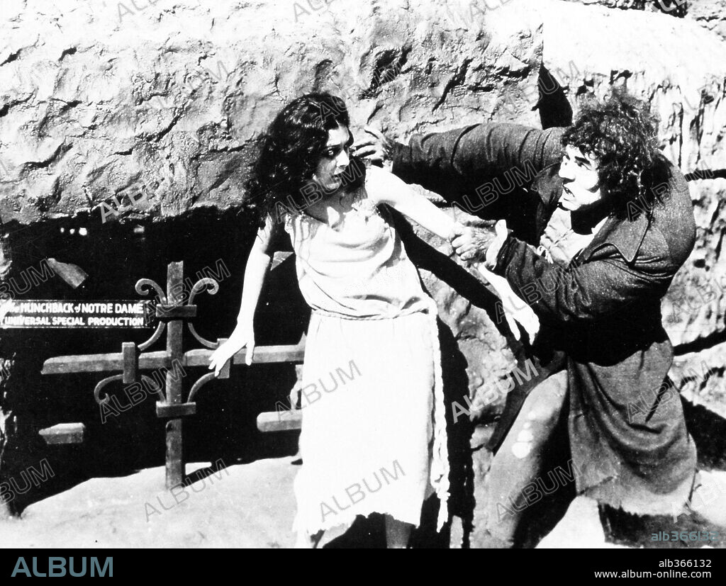LON CHANEY and PATSY RUTH MILLER in THE HUNCHBACK OF NOTRE DAME, 1923, directed by WALLACE WORSLEY. Copyright UNIVERSAL PICTURES.