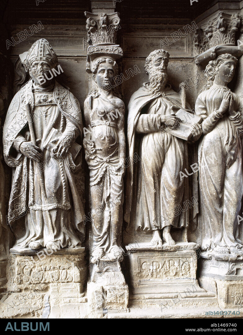 ARTE RENACIMIENTO. ESPAÑA. CATEDRAL DE NUESTRA SEÑORA DE LA HUERTA. Iniciada en el año 1162. Tras su destrucción en 1357, las obras de reconstrucción se prolongaron hasta el s. XVI. Detalle de las ESCULTURAS DE LA PORTADA con la REPRESENTACION DE SAN PABLO Y SAN GAUDIOSO ENTRE CARIATIDES, QUE REPRESENTAN LAS VIRTUDES. TARAZONA. Provincia de Zaragoza. Aragón.