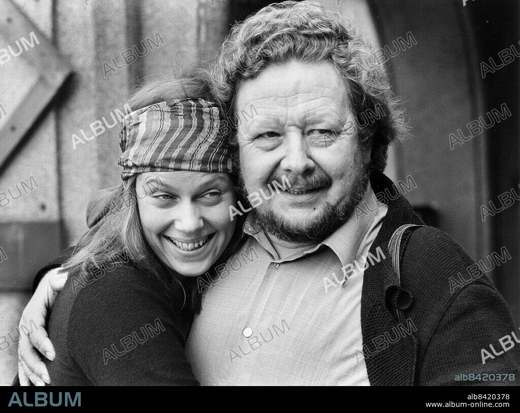 STOCKHOLM 1979-05-10. Sångerskan Arja Saijonmaa och skådespelaren Lasse Pöysti ska båda medverka i Jörn Donners film "Herr Puntila och hans dräng Matti".. Foto: Kenneth Jonasson / EXP / TT / Kod: 24. **AFTOBLADET OUT**.