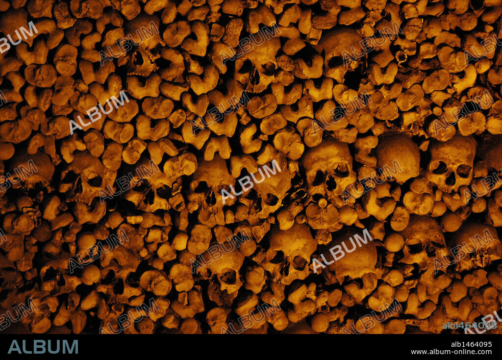CAPILLA DE LOS HUESOS (CAPELA DOS OSSOS) situada en el interior de la IGLESIA REAL DE SAO FRANCISCO, construida a finales de la Edad Media. La capilla tiene paredes y pilares cubiertos con los huesos de personas enterradas en el cementerio del convento. Fechada en el siglo XVI. Detalle interior. EVORA. El Alentejo. Portugal.