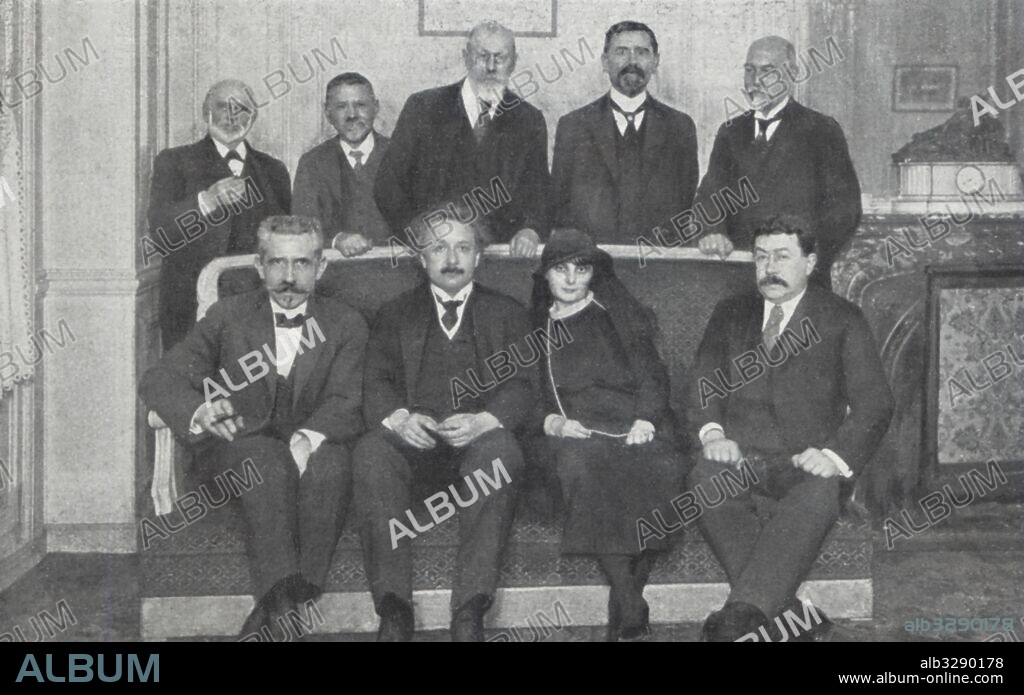 Albert Einstein (1879-1955), físico alemán nacionalizado estadounidense, acompañado de otros científicos. Premio Nobel de física en 1921. Abril de 1922.