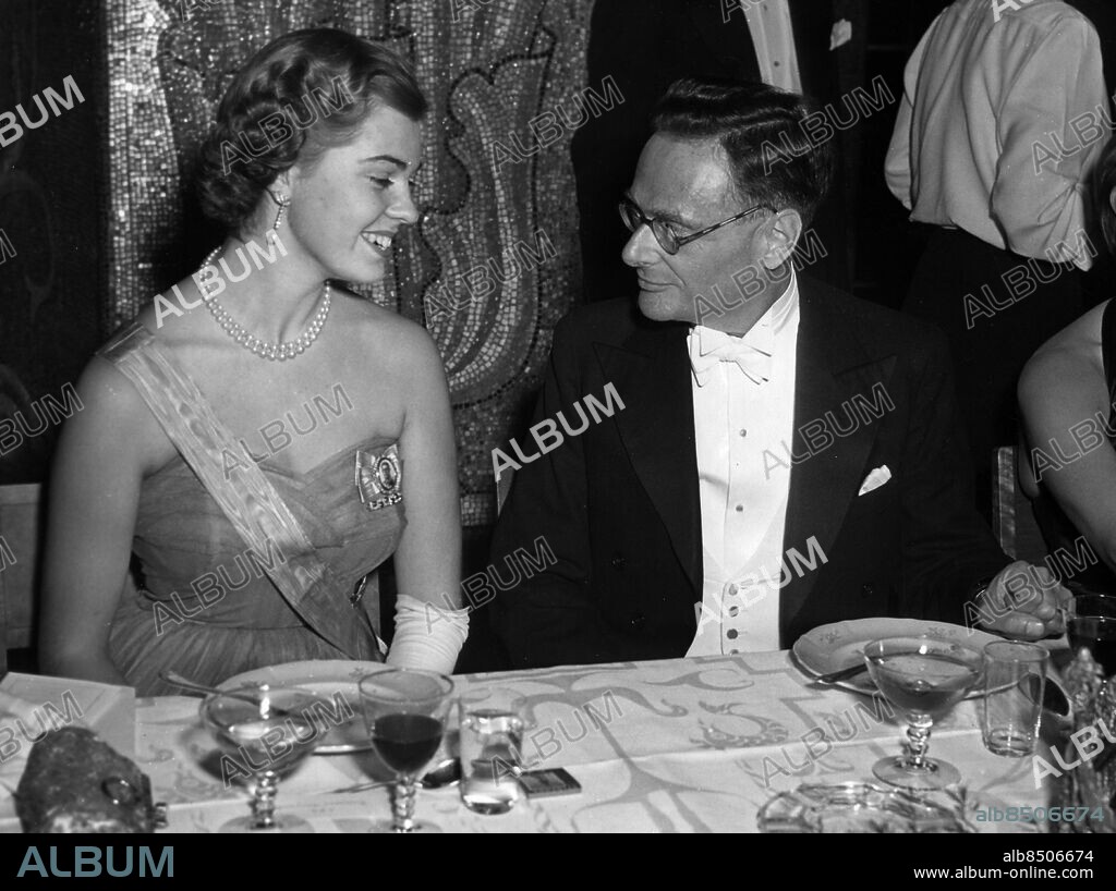 ARKIV STOCKHOLM 19531210.. Prinsessan Margaretha samtalar med professor Hans Krebs, Nobelpristagare i fysiologi och medicin 1953, under Nobelbanketten i Gyllene Salen i Stadshuset. Foto: Owe Sjöblom / SVT Bild / Kod: 5600. AB Text & Bilder. Mapp: Prinsessan Margaretha Diverse t.o.m. år 1954 K 86 c.
