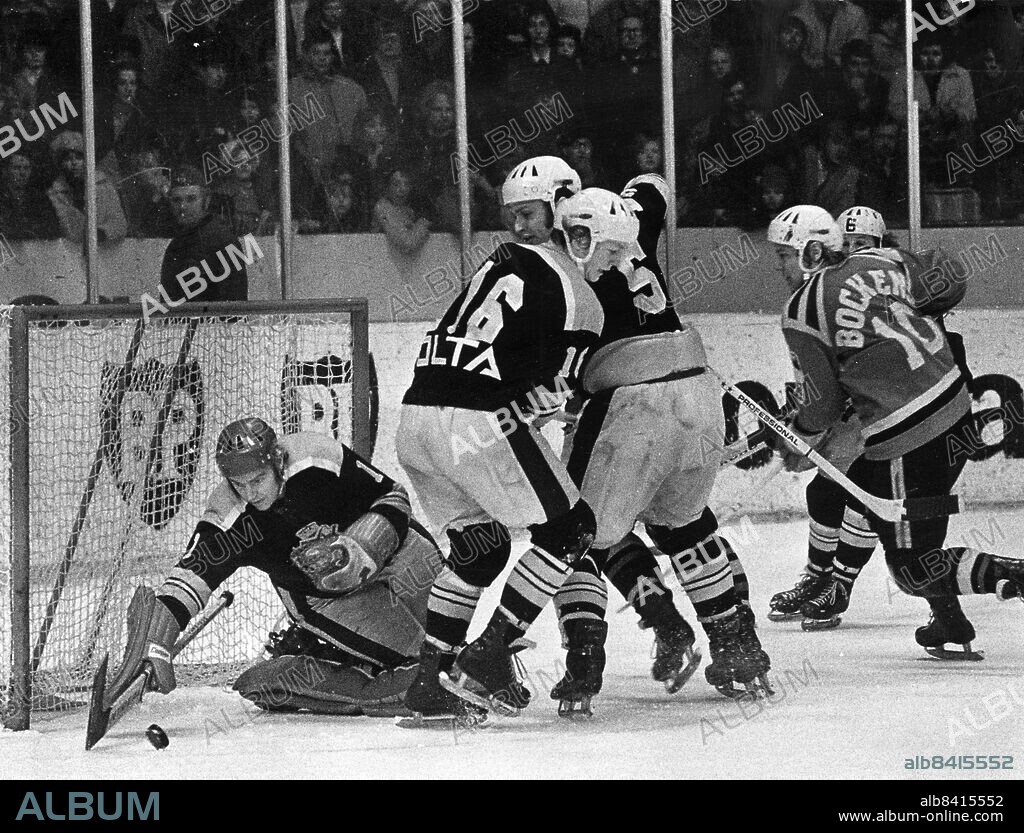 ARKIV -19710207- AIK- Brynäs slutspelet : Leif "Honken" Holmqvist räcker ut hela sin målvaktsspade för att nå den här pucken i Brynäsmatchen, medan Janne Olsson ser ut att hindra Bert-Ola Nordlander från att assistera "Honken". Till höger sveper Brynäs Lars-Göran Nilsson förbi.. Foto: Leif Engberg Kod: 15. COPYRIGHT SCANPIX SWEDEN.