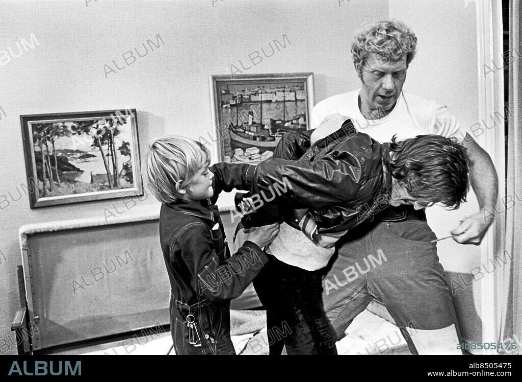 1969-09.. HERKULES JONSSONS STORVERK. Adventskalender i TV 1969 med manus, regi och medverkan av Tage Danielsson.. Sänt första gången 1969-11-30.. Här ses bl.a. James Dickson (tv), barnskådespelare, som Herman Jonsson/Herkules Jonsson, och Tage Danielsson (th), underhållare, filmregissör och författare, som Hermans far Olle Jonsson.. Foto: Bo-Aje Mellin / RiR / SVT / Kod: 5600. RiR 19569 sv/v . Adventskalendrar Julkalendrar.